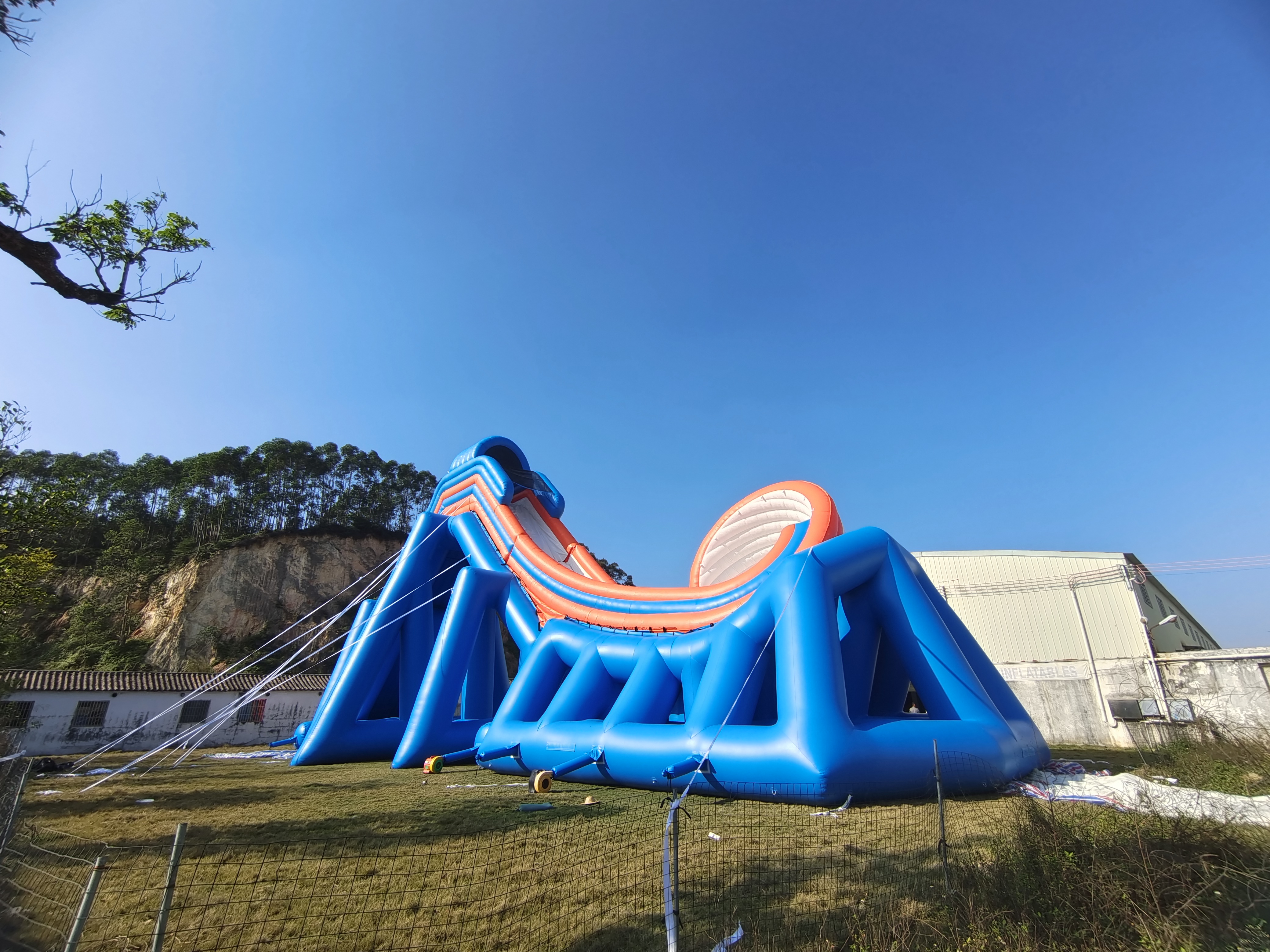 Crazy loudspeaker trampoline park large Inflatable Floating Pool water rotate Slide