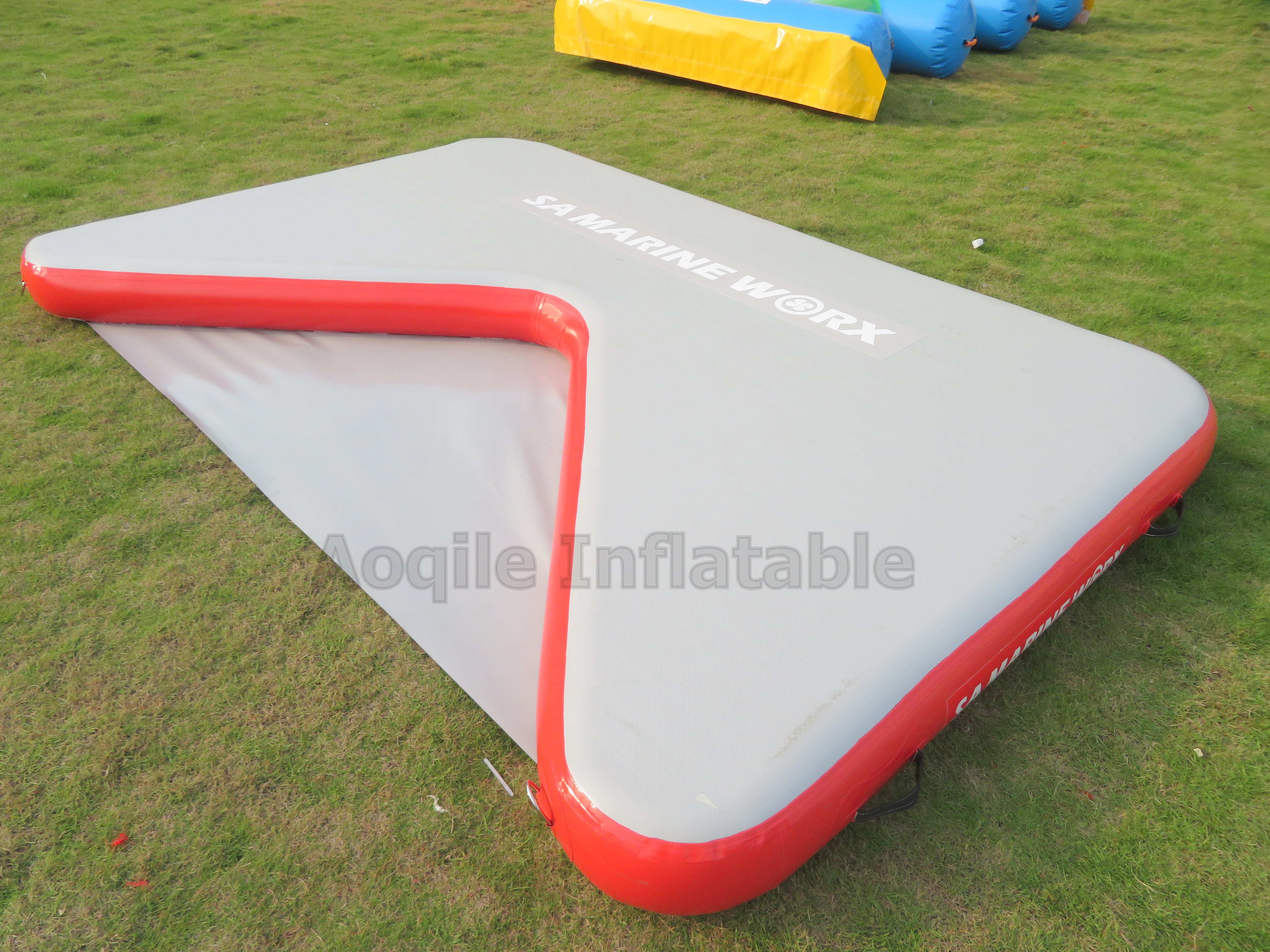 Outdoor Inflatable Swimming Rest Floating Island Inflatable Water V Shaped Floating Dock Platform