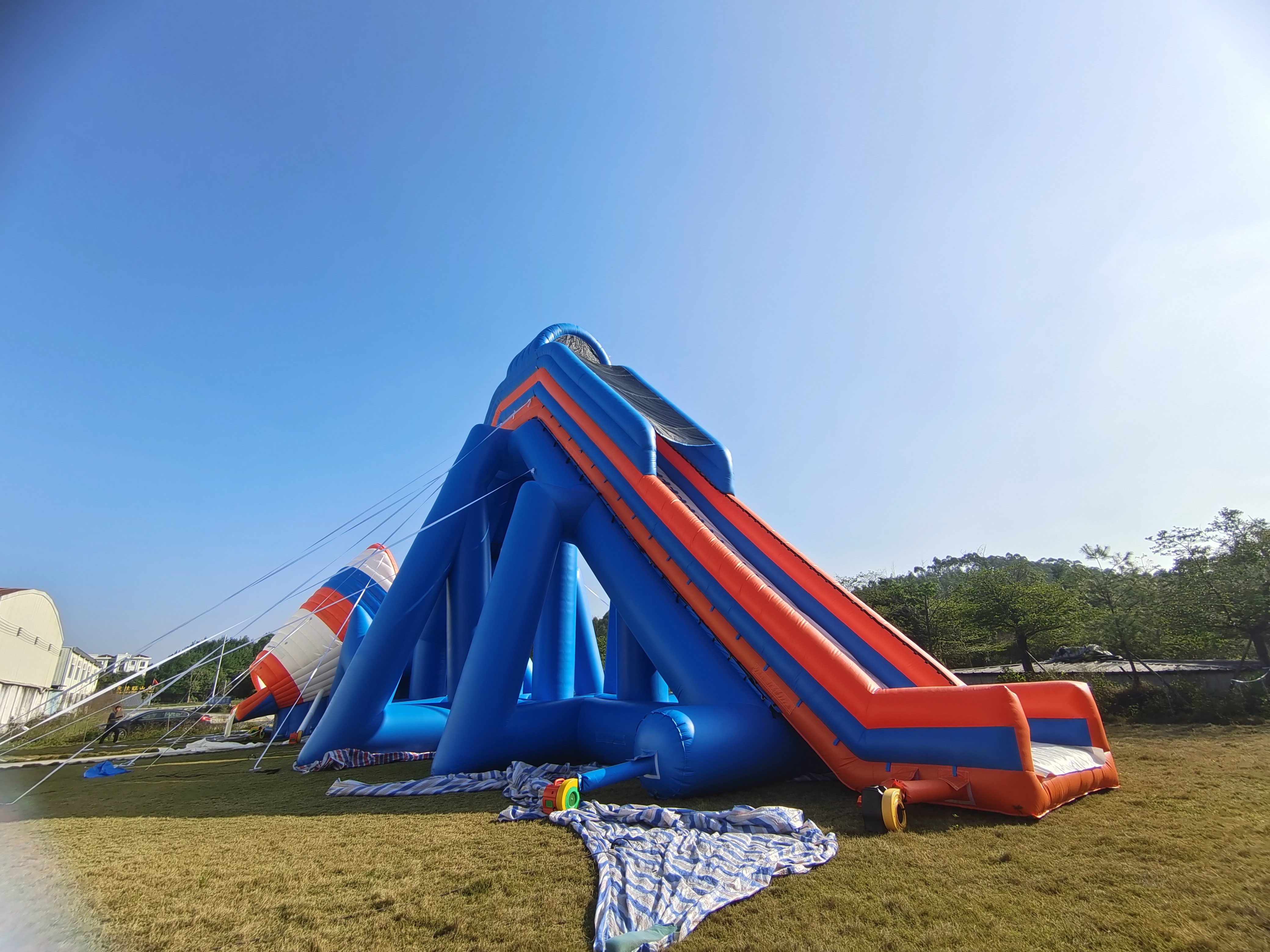 Crazy loudspeaker trampoline park large Inflatable Floating Pool water rotate Slide