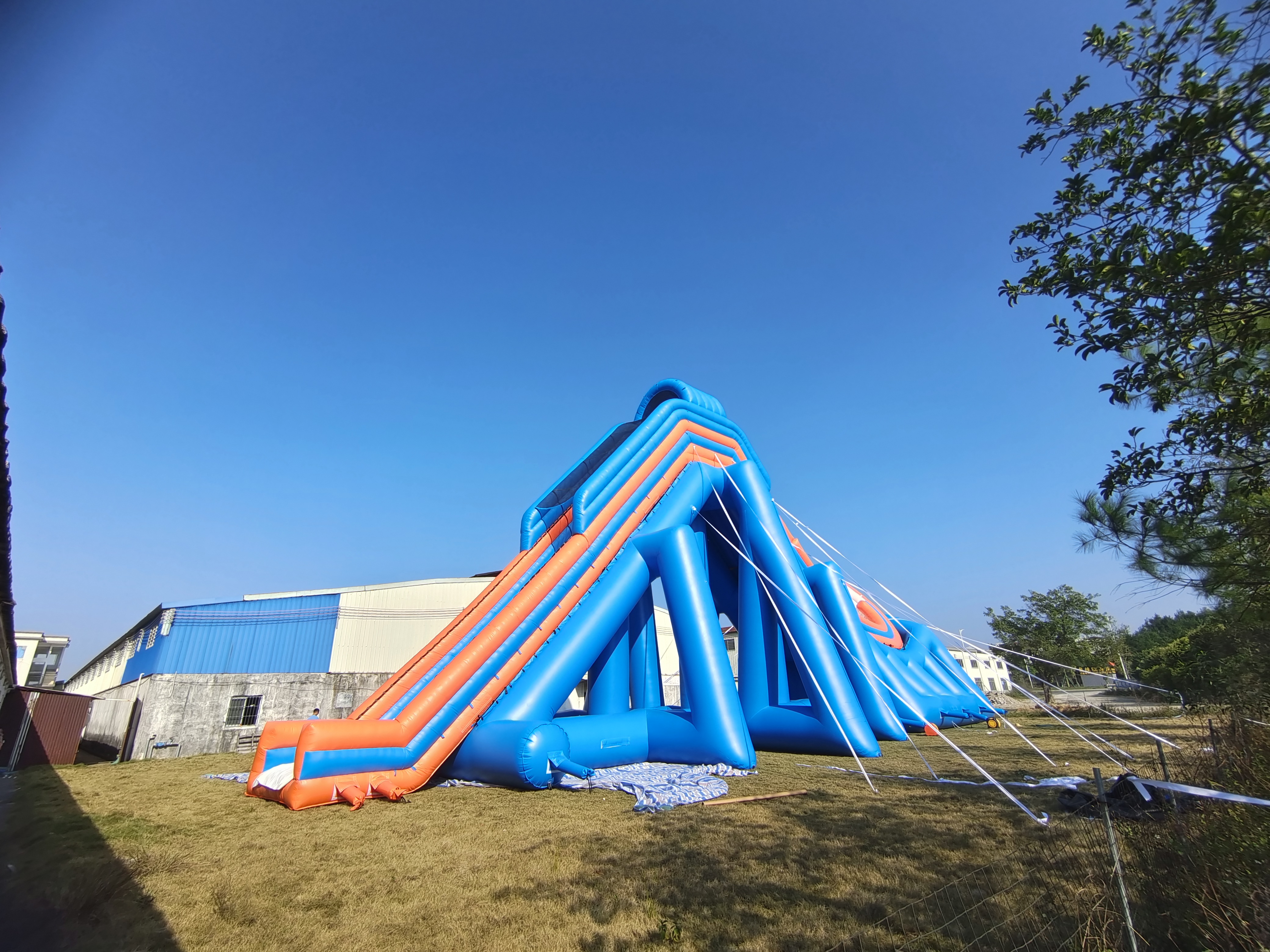 Crazy loudspeaker trampoline park large Inflatable Floating Pool water rotate Slide