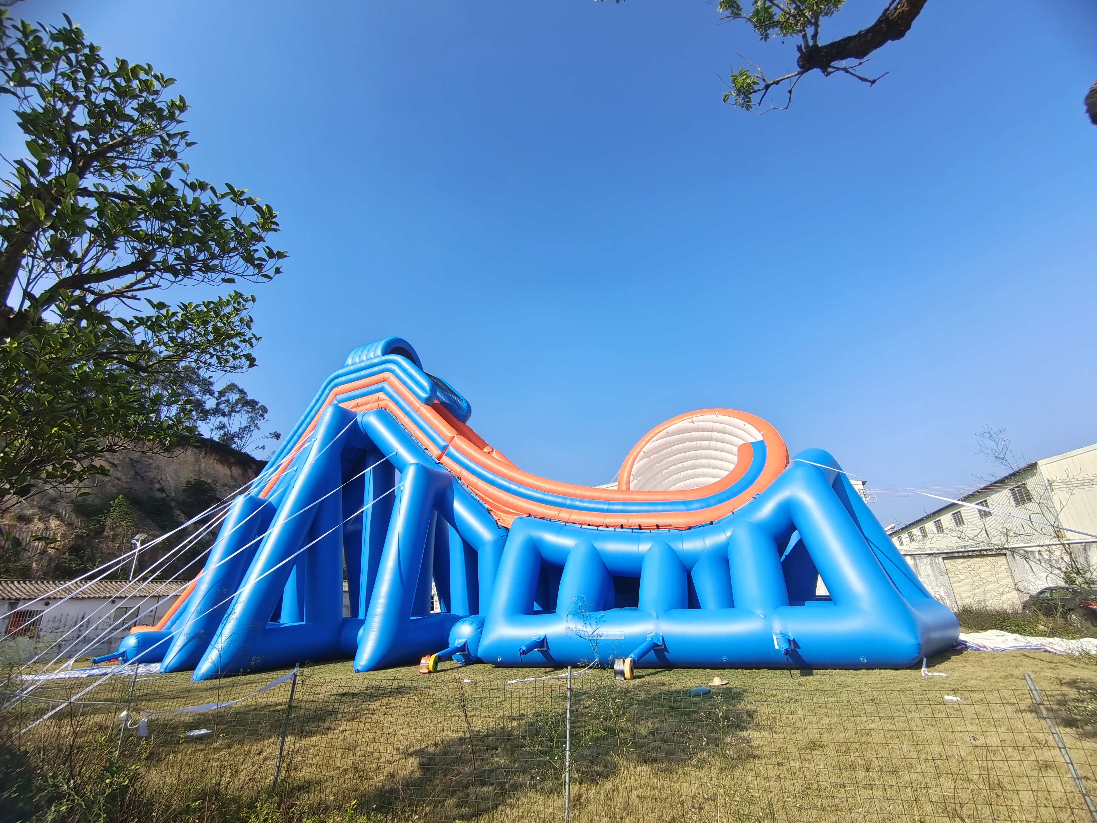 Crazy loudspeaker trampoline park large Inflatable Floating Pool water rotate Slide