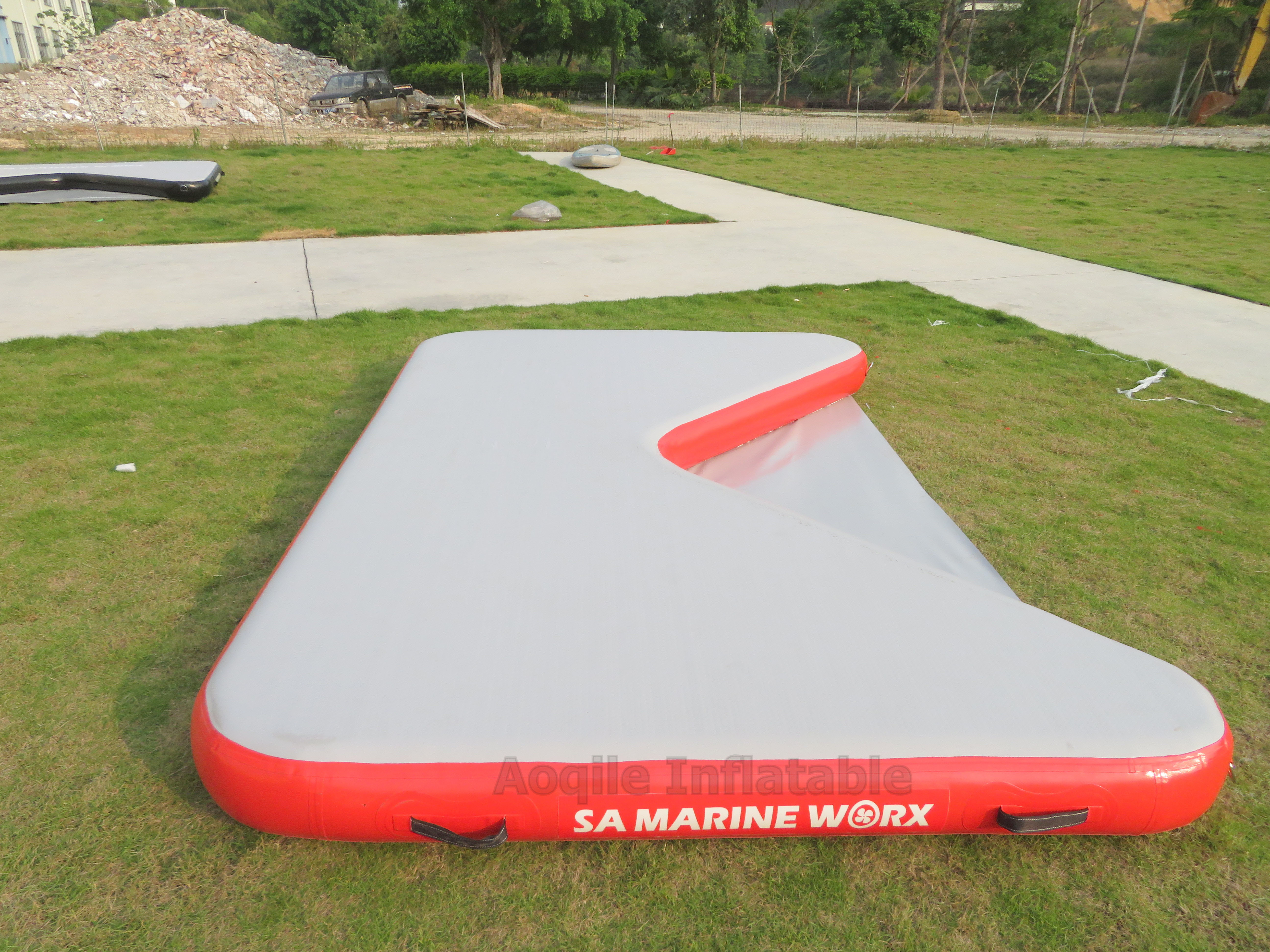 Commercial Hot Selling Inflatable Floating V Shaped Platform Floating Island Motorboat Floating Dock Pad