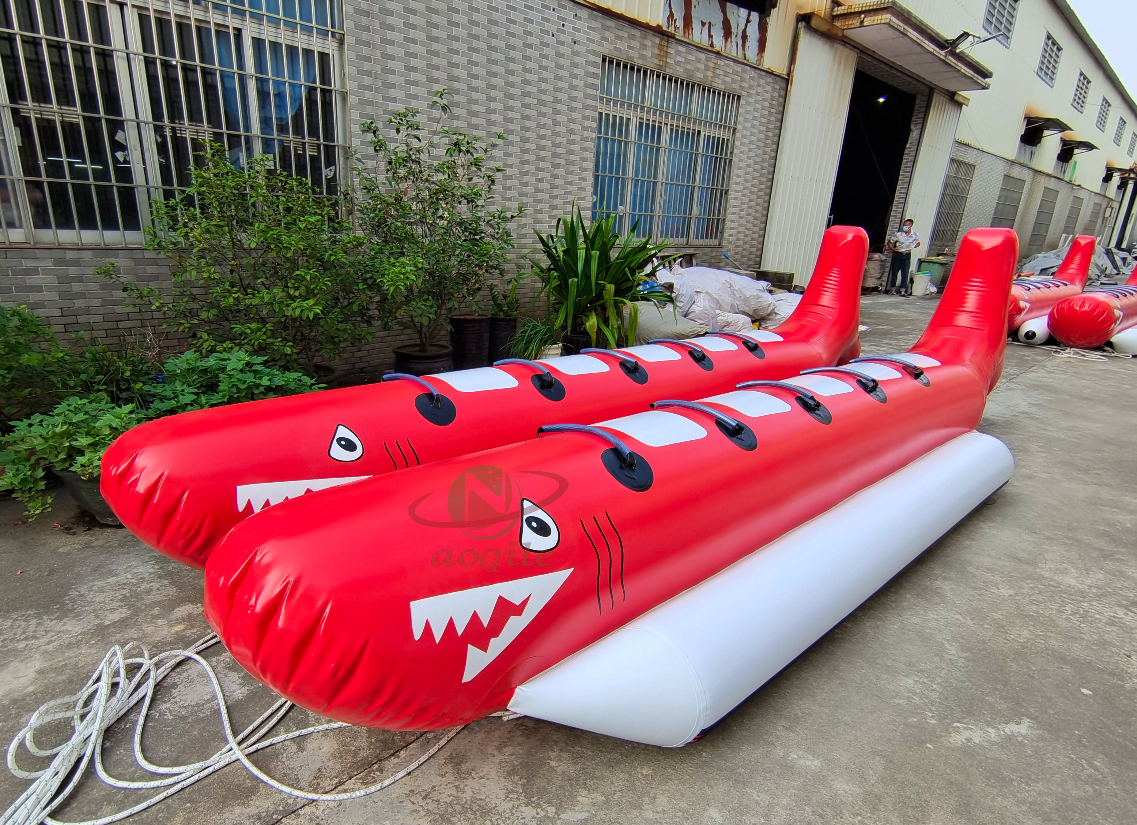 Factory price 10 Person Portable 0.9mm PVC Tarpaulin Water Sports Floating Flying Towable Tube Inflatable Banana Boat