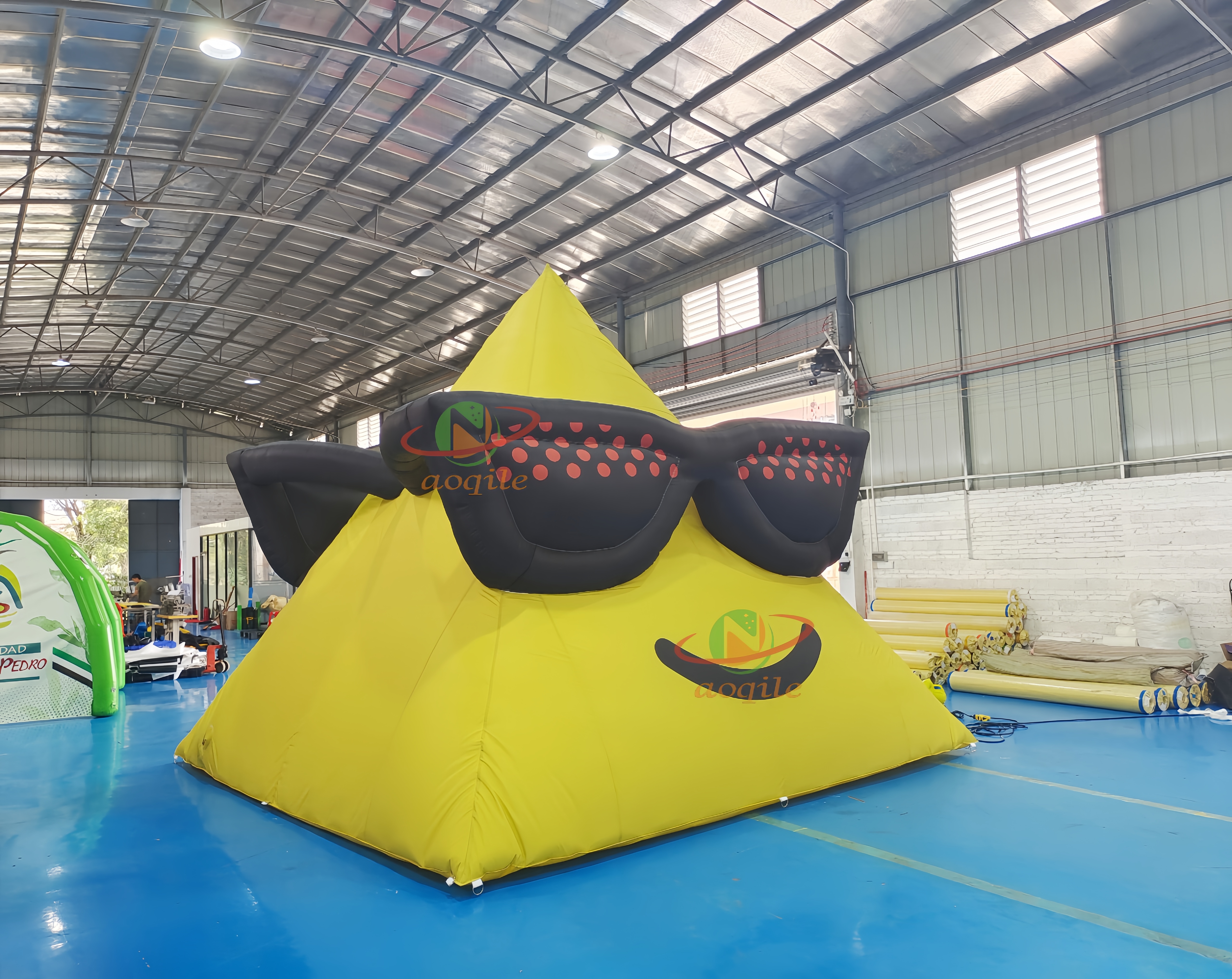 Giant funny Inflatable triangle Logo for Advertising