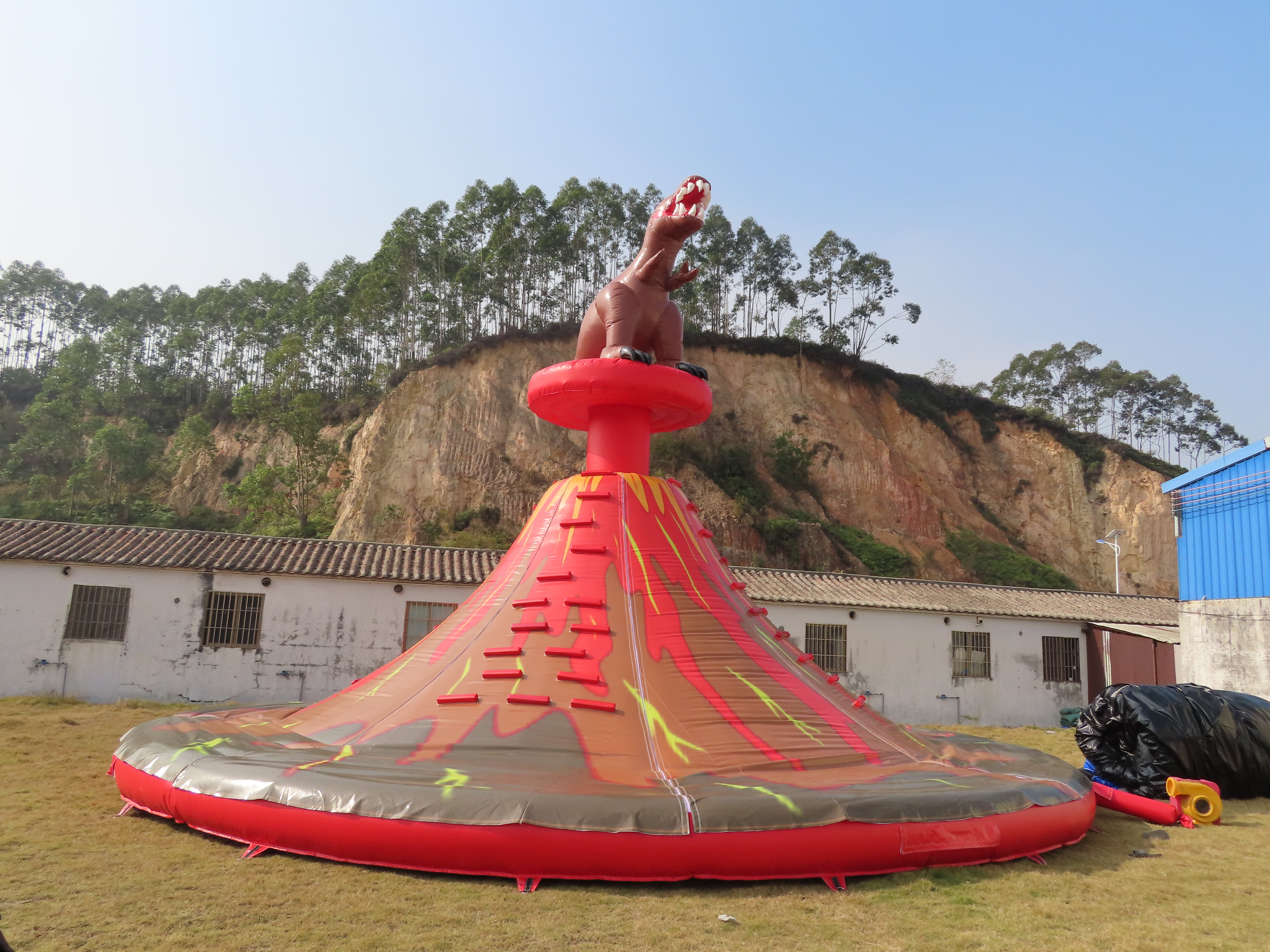 Large inflatable volcano climbing tower, children climbing sports tower