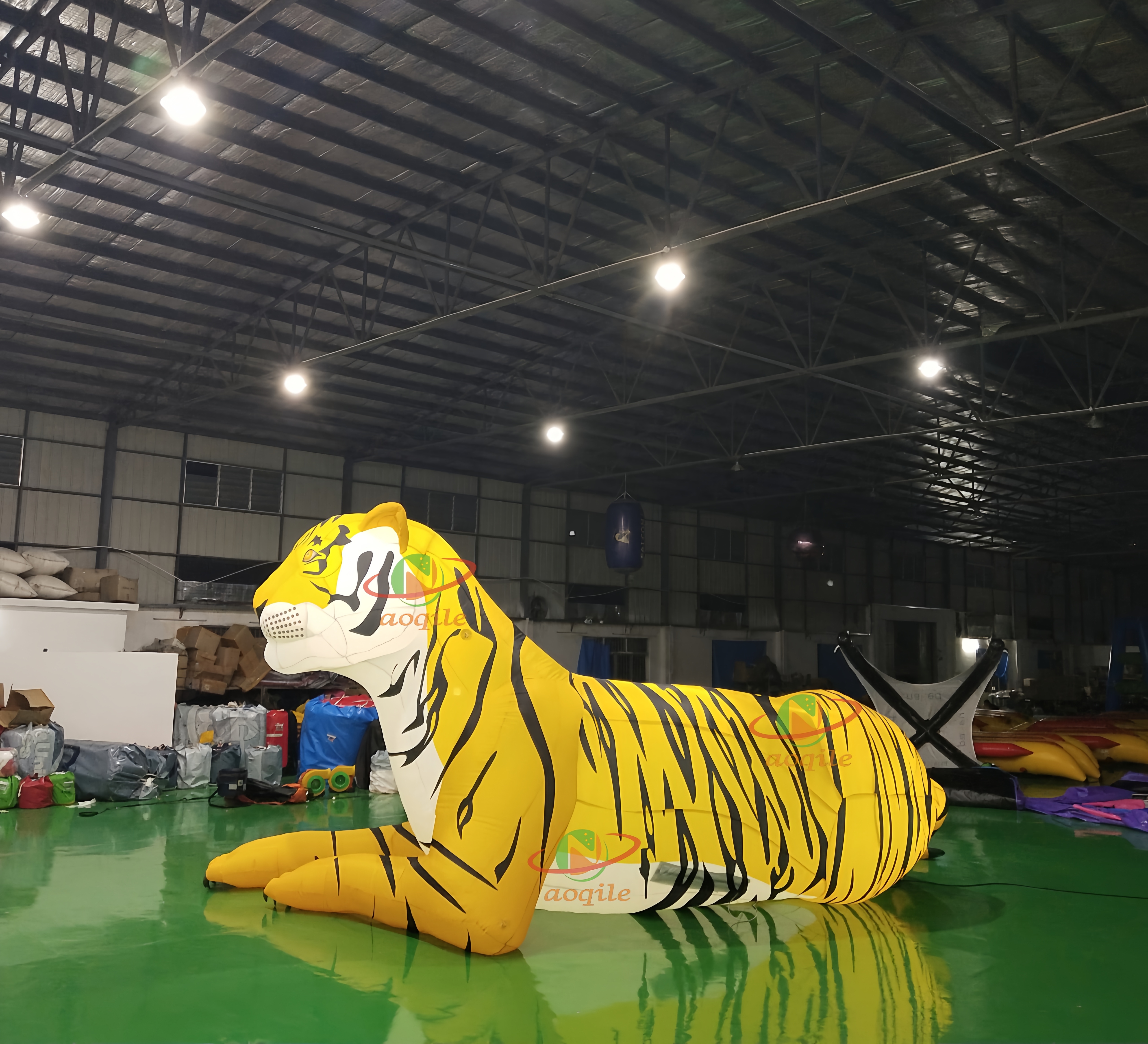 Custom inflatable tiger animal shape inflatable cartoon with LED light for trade show