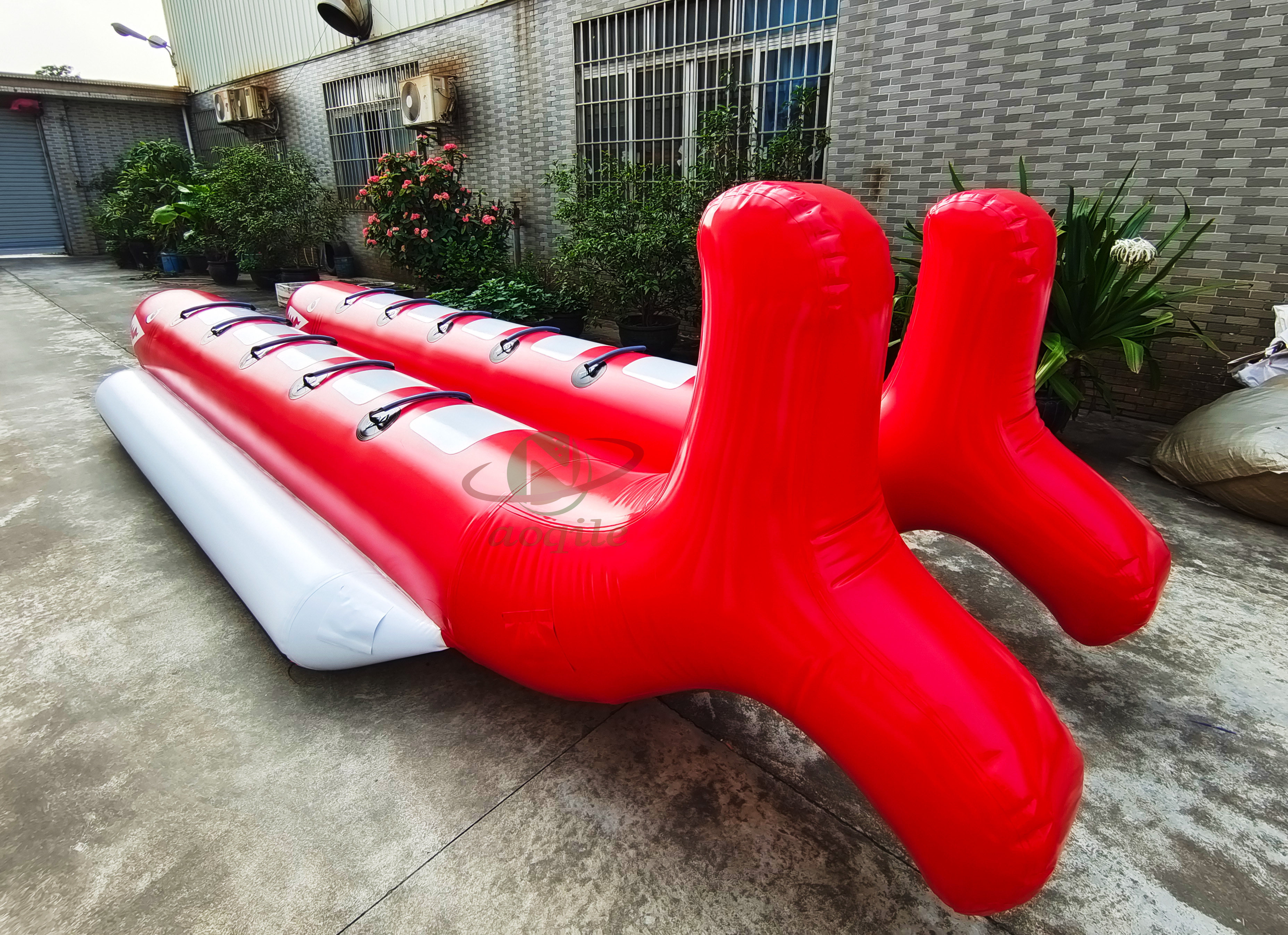 Factory price 10 Person Portable 0.9mm PVC Tarpaulin Water Sports Floating Flying Towable Tube Inflatable Banana Boat