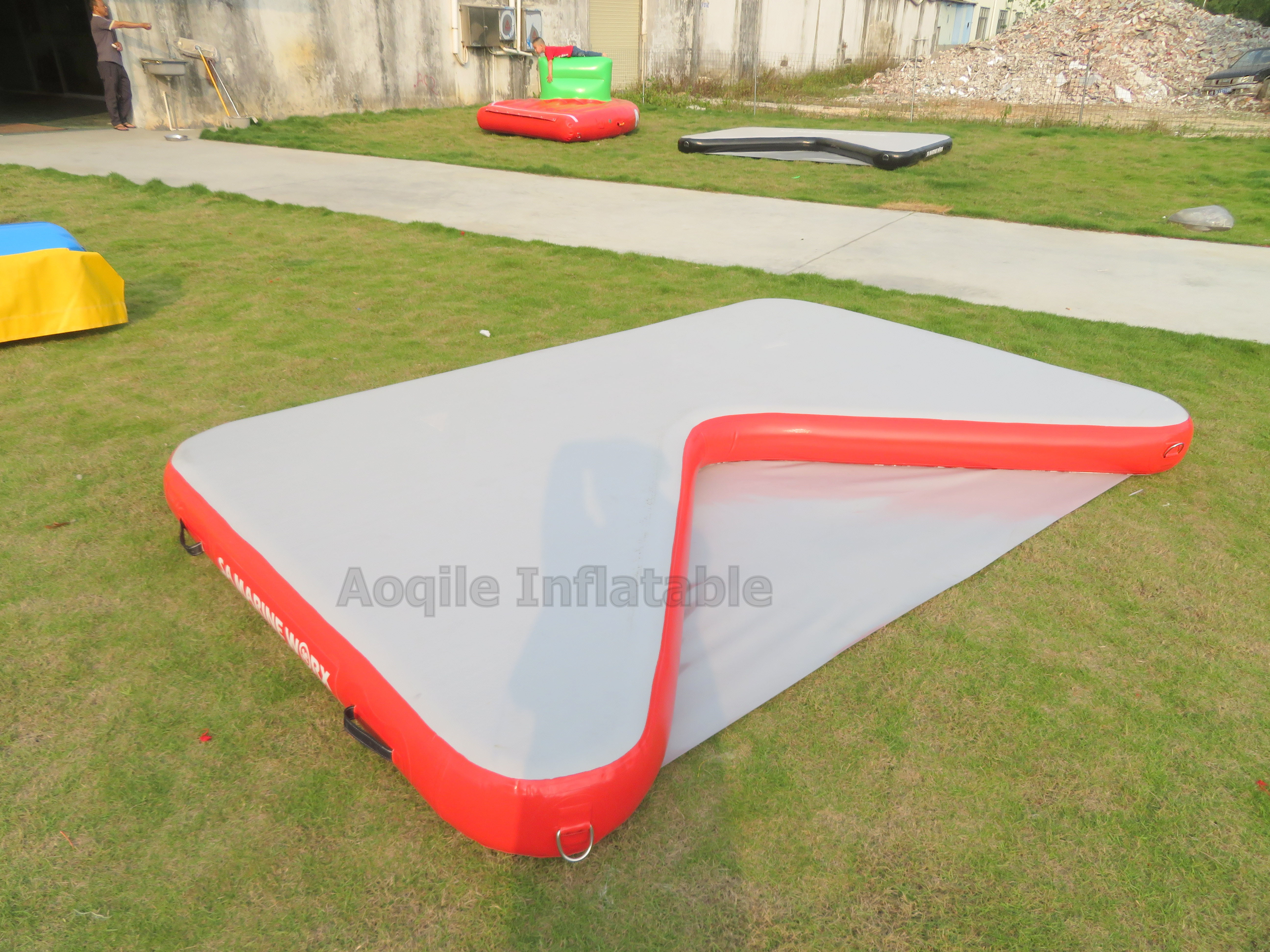 Commercial Hot Selling Inflatable Floating V Shaped Platform Floating Island Motorboat Floating Dock Pad