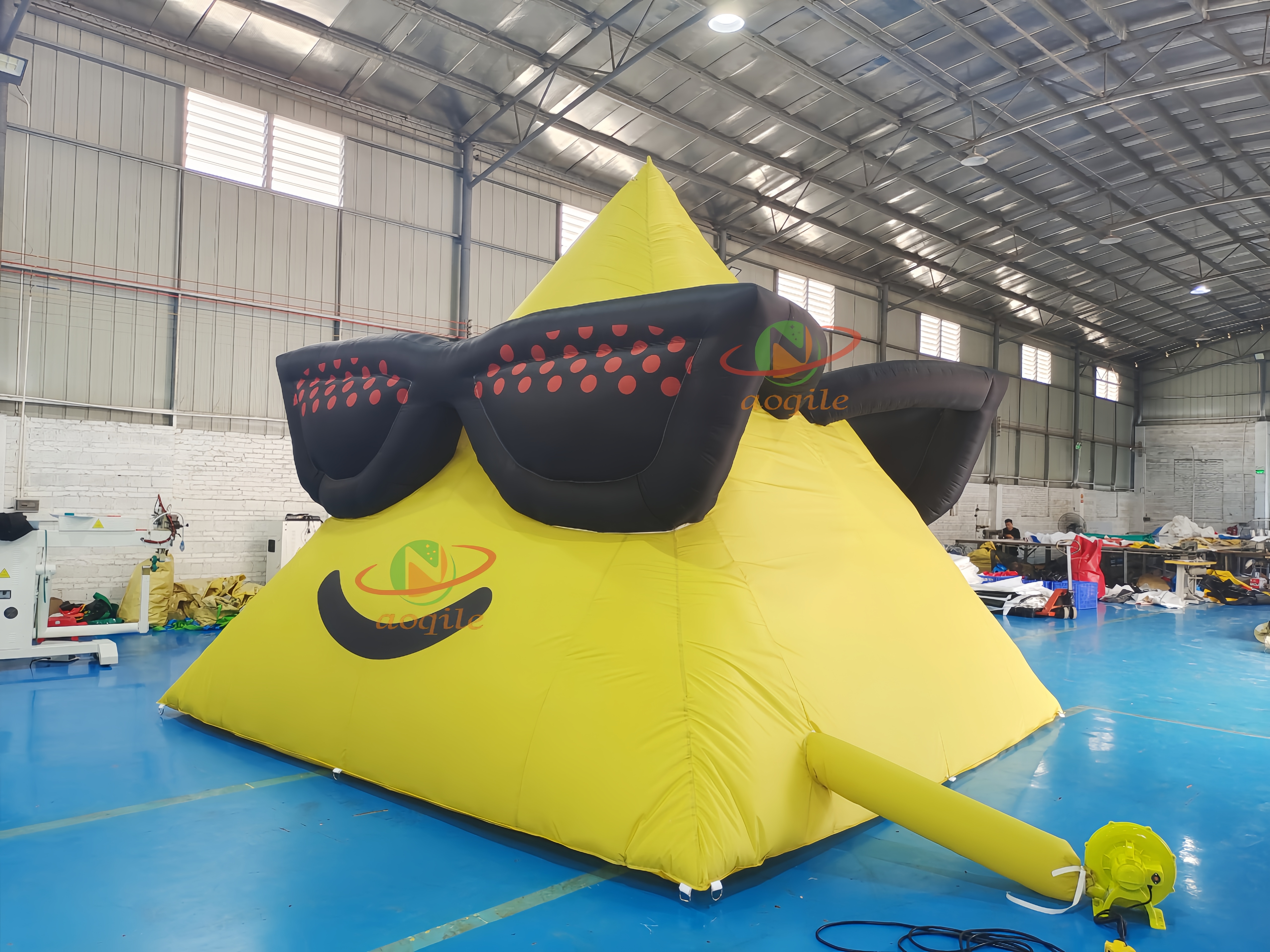 Giant funny Inflatable triangle Logo for Advertising