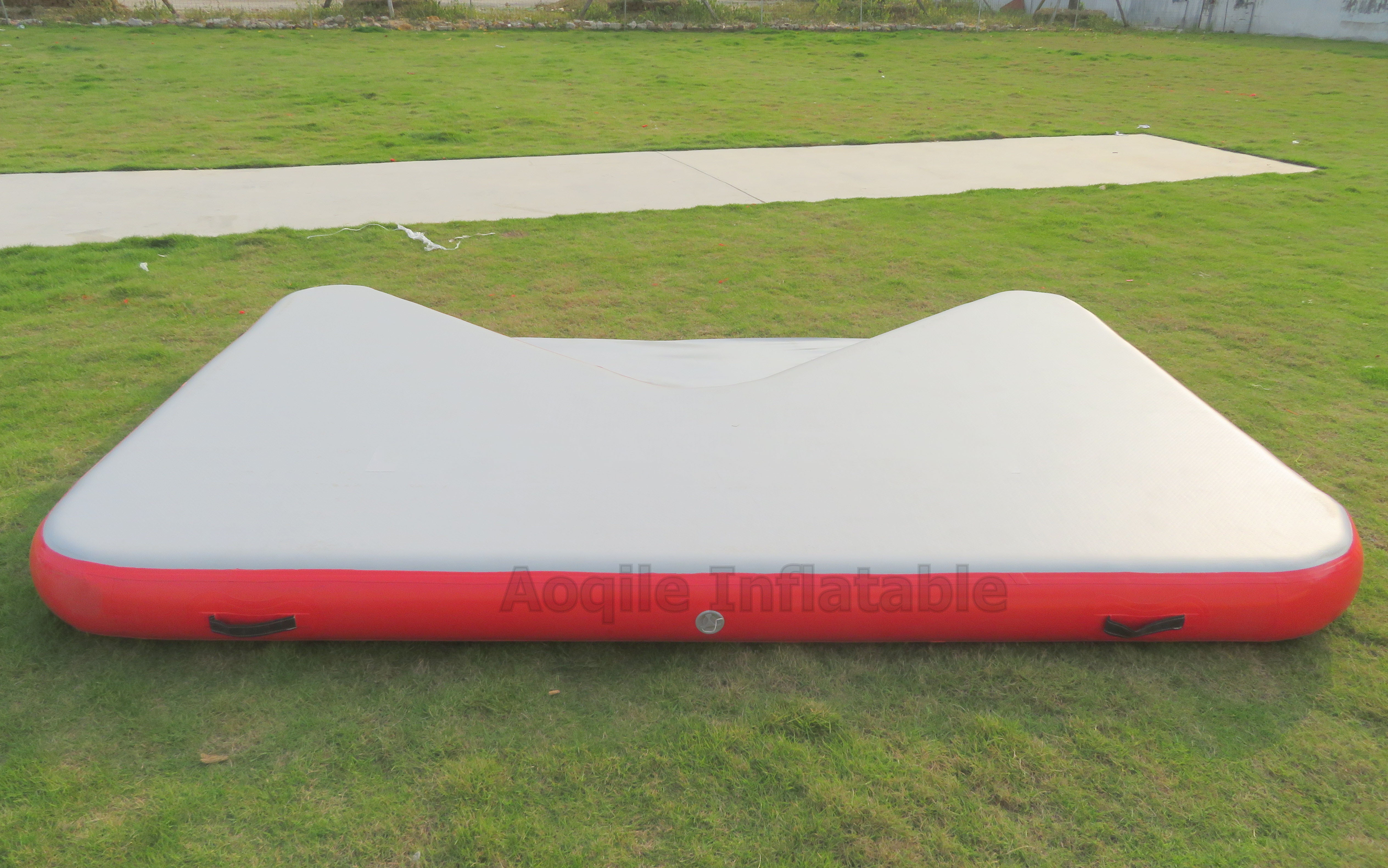 Commercial Hot Selling Inflatable Floating V Shaped Platform Floating Island Motorboat Floating Dock Pad