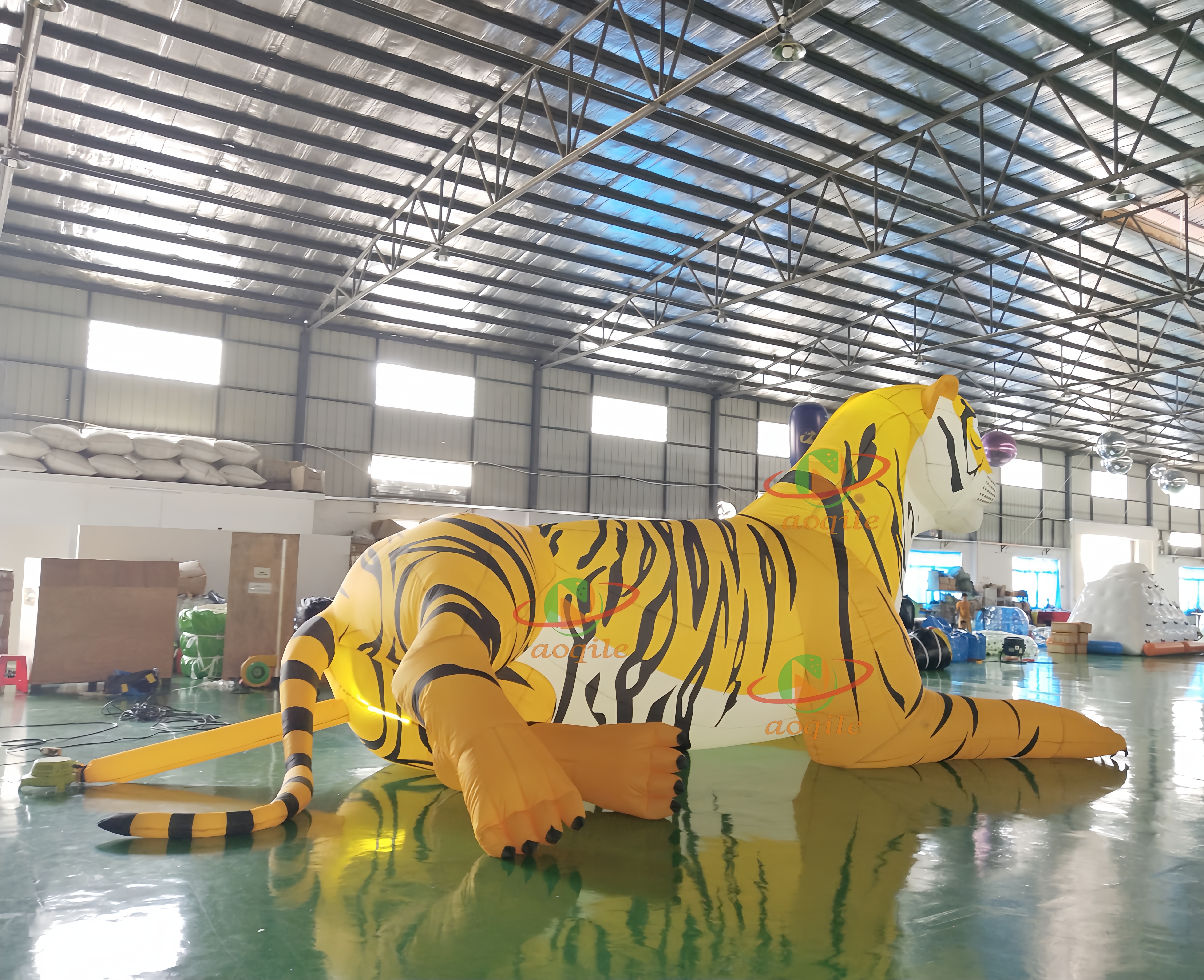 Custom inflatable tiger animal shape inflatable cartoon with LED light for trade show