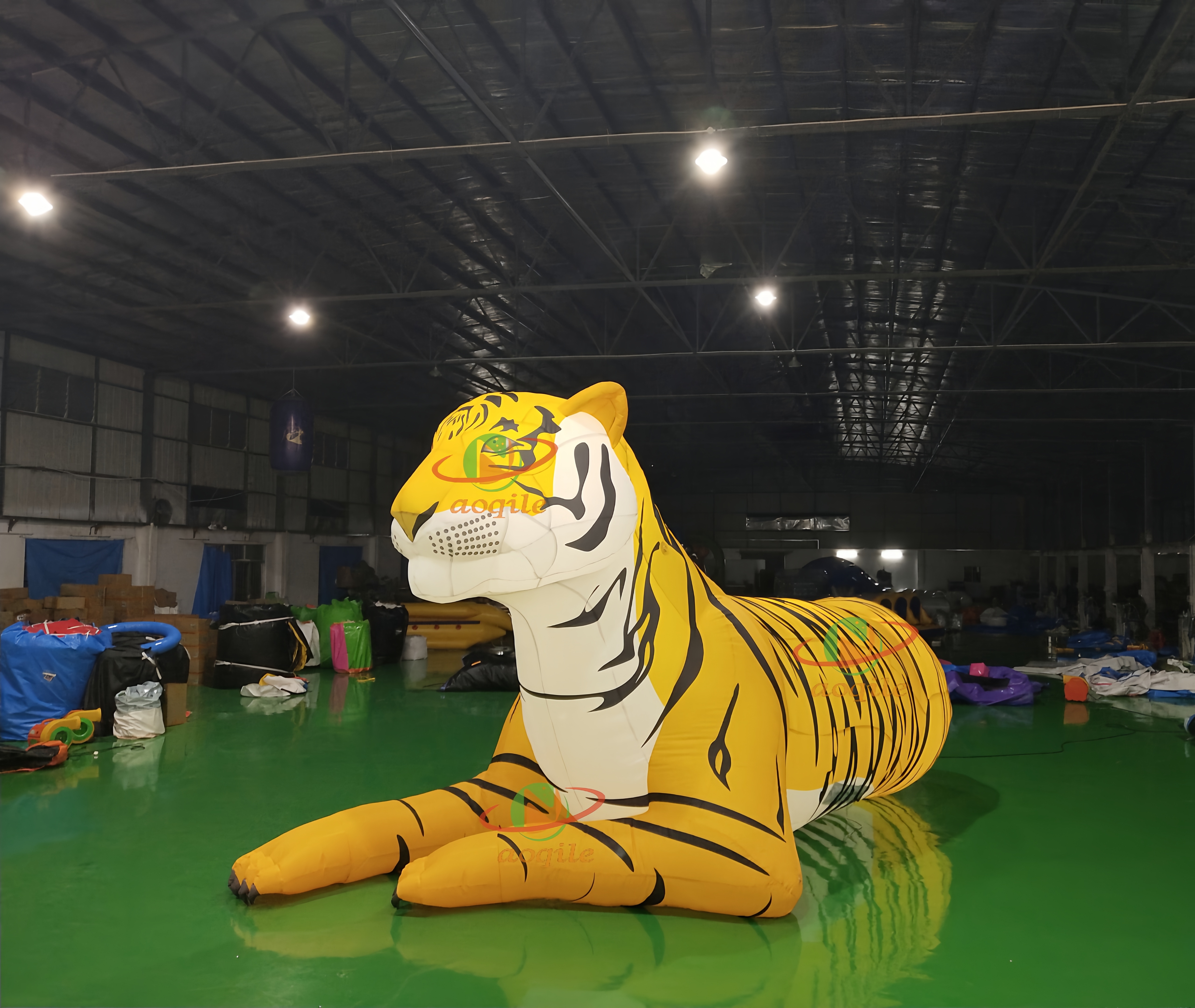 Custom inflatable tiger animal shape inflatable cartoon with LED light for trade show