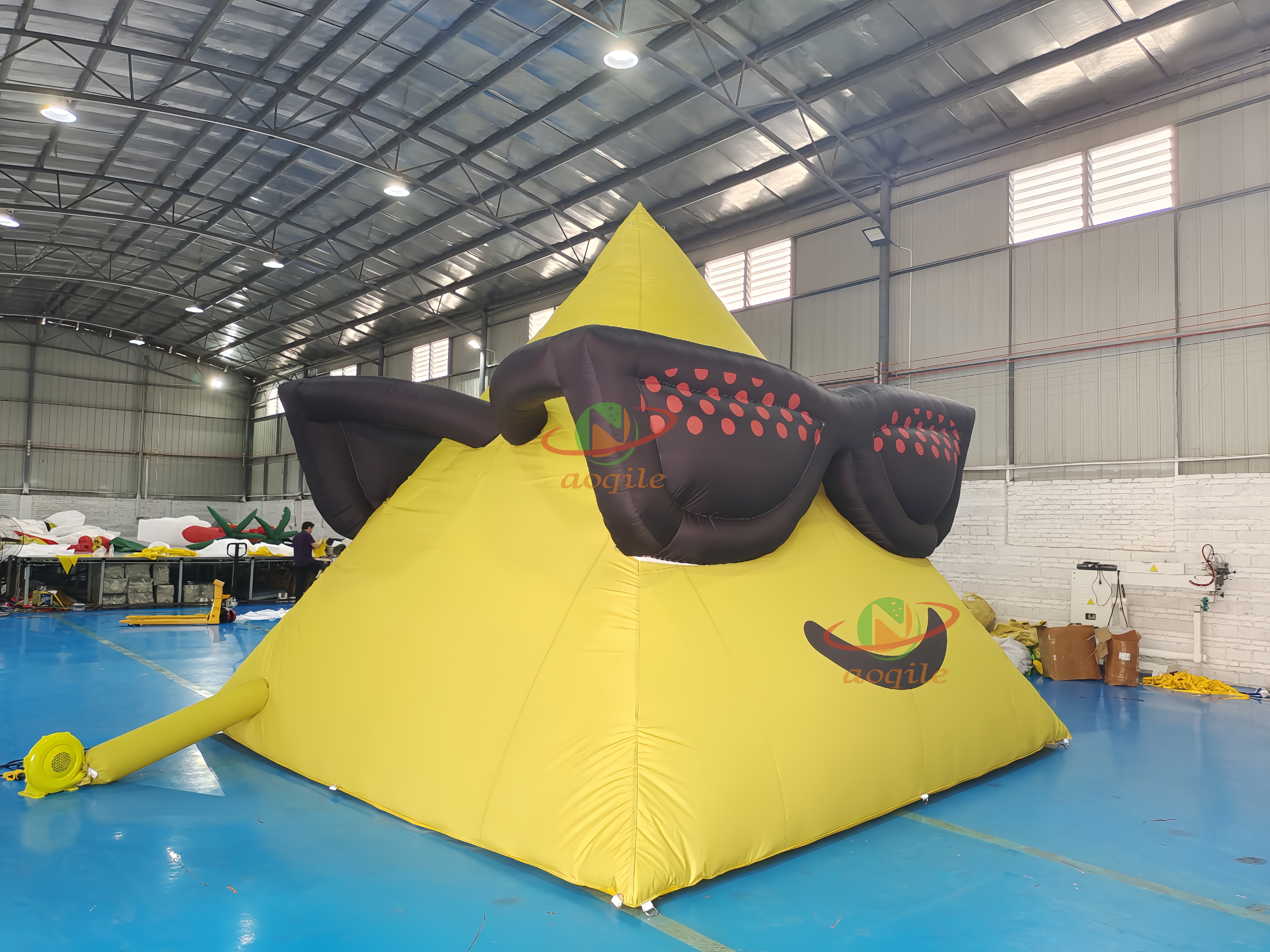 Giant funny Inflatable triangle Logo for Advertising