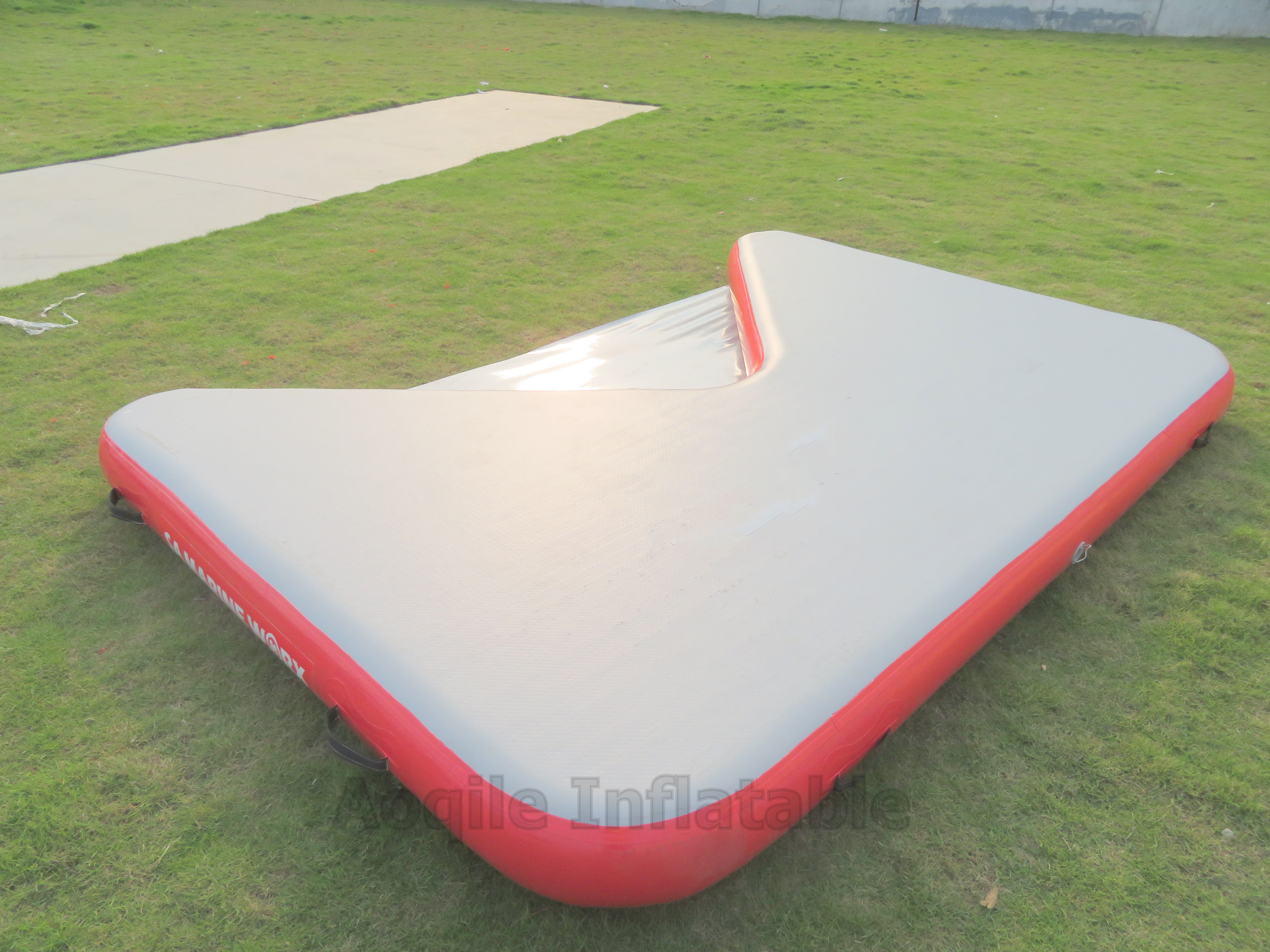 Commercial Hot Selling Inflatable Floating V Shaped Platform Floating Island Motorboat Floating Dock Pad