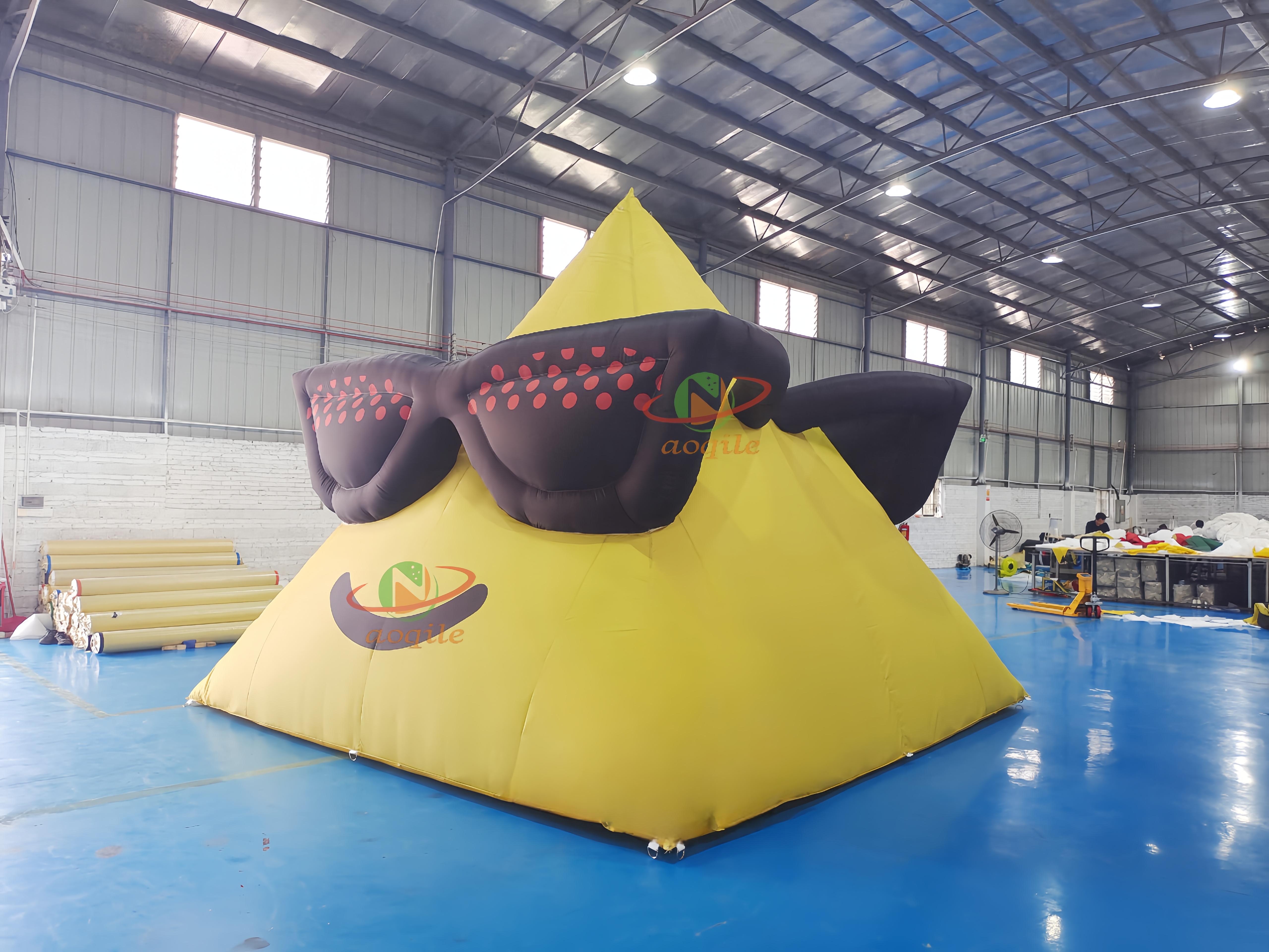 Giant funny Inflatable triangle Logo for Advertising