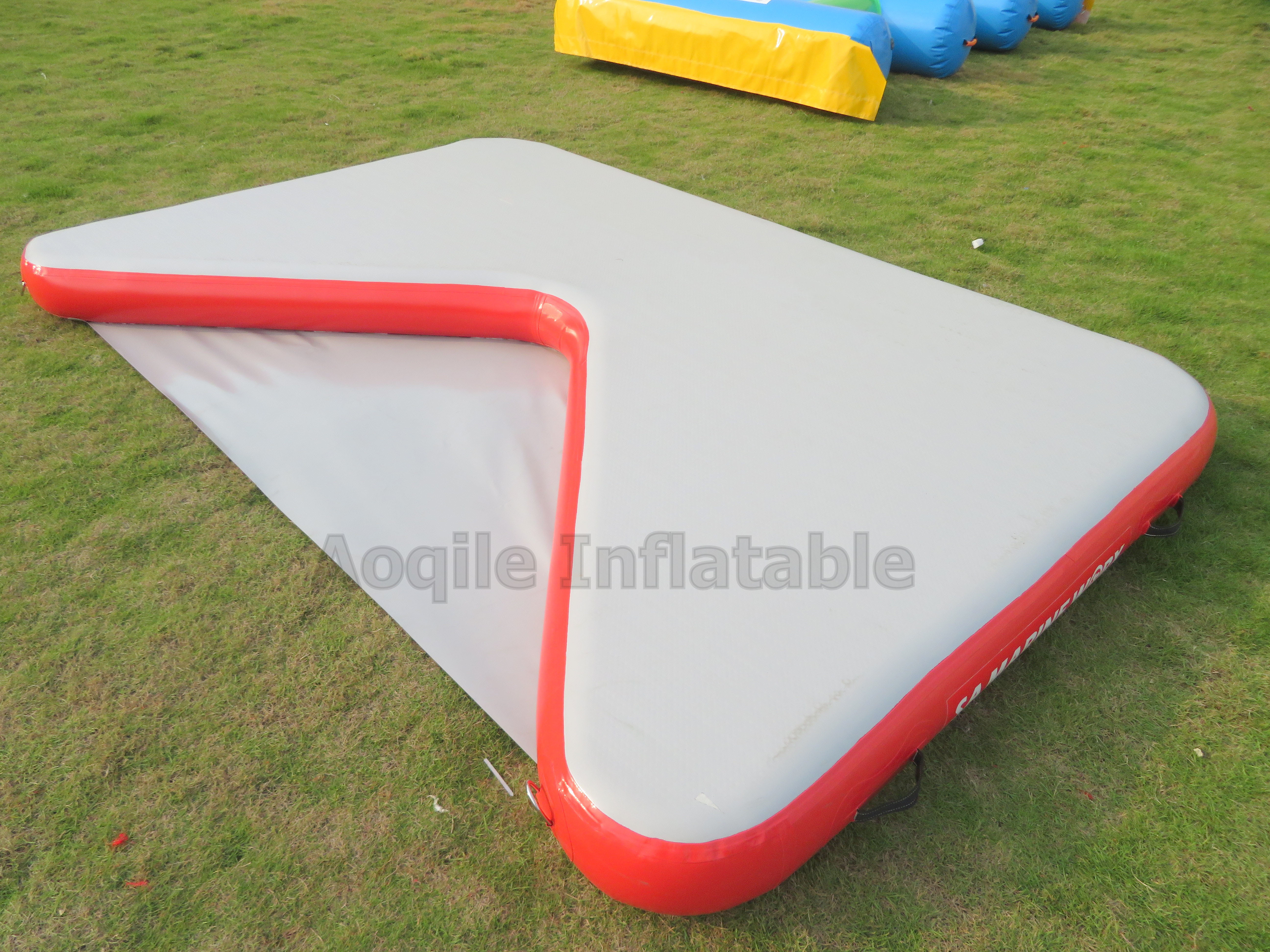 Commercial Hot Selling Inflatable Floating V Shaped Platform Floating Island Motorboat Floating Dock Pad