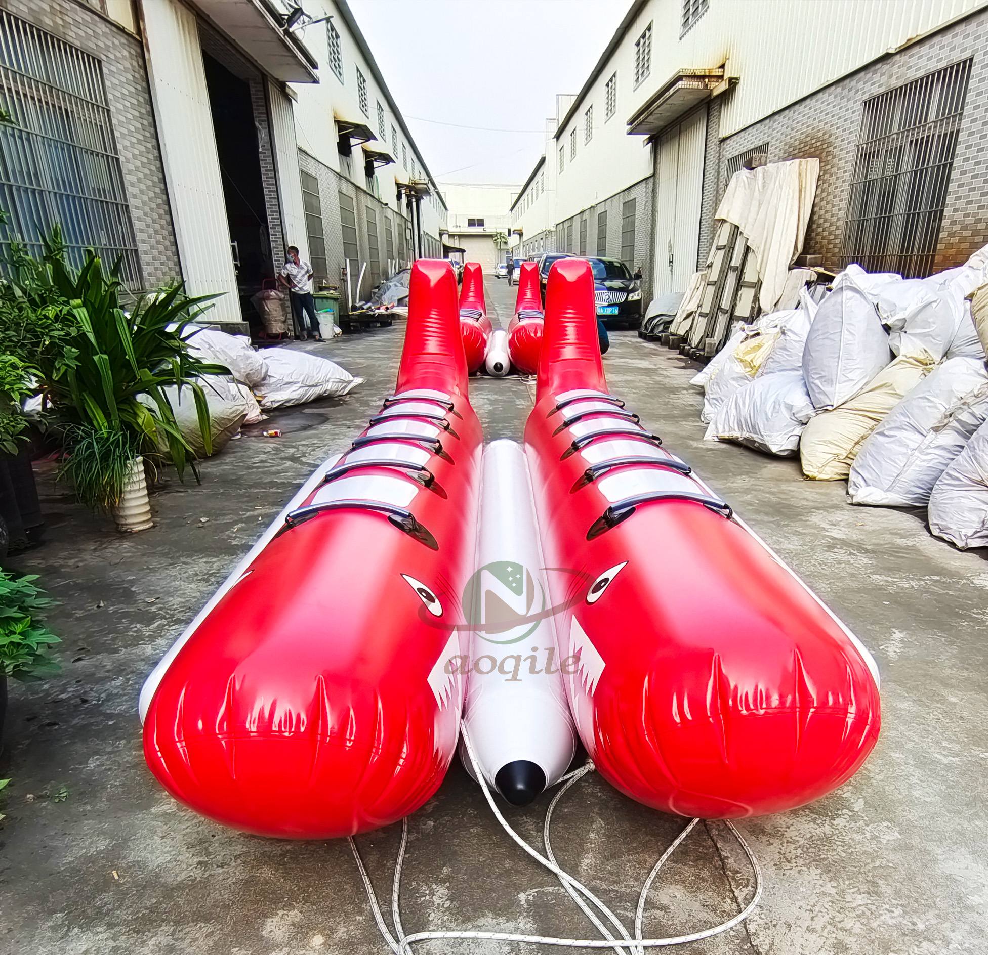 Factory price 10 Person Portable 0.9mm PVC Tarpaulin Water Sports Floating Flying Towable Tube Inflatable Banana Boat