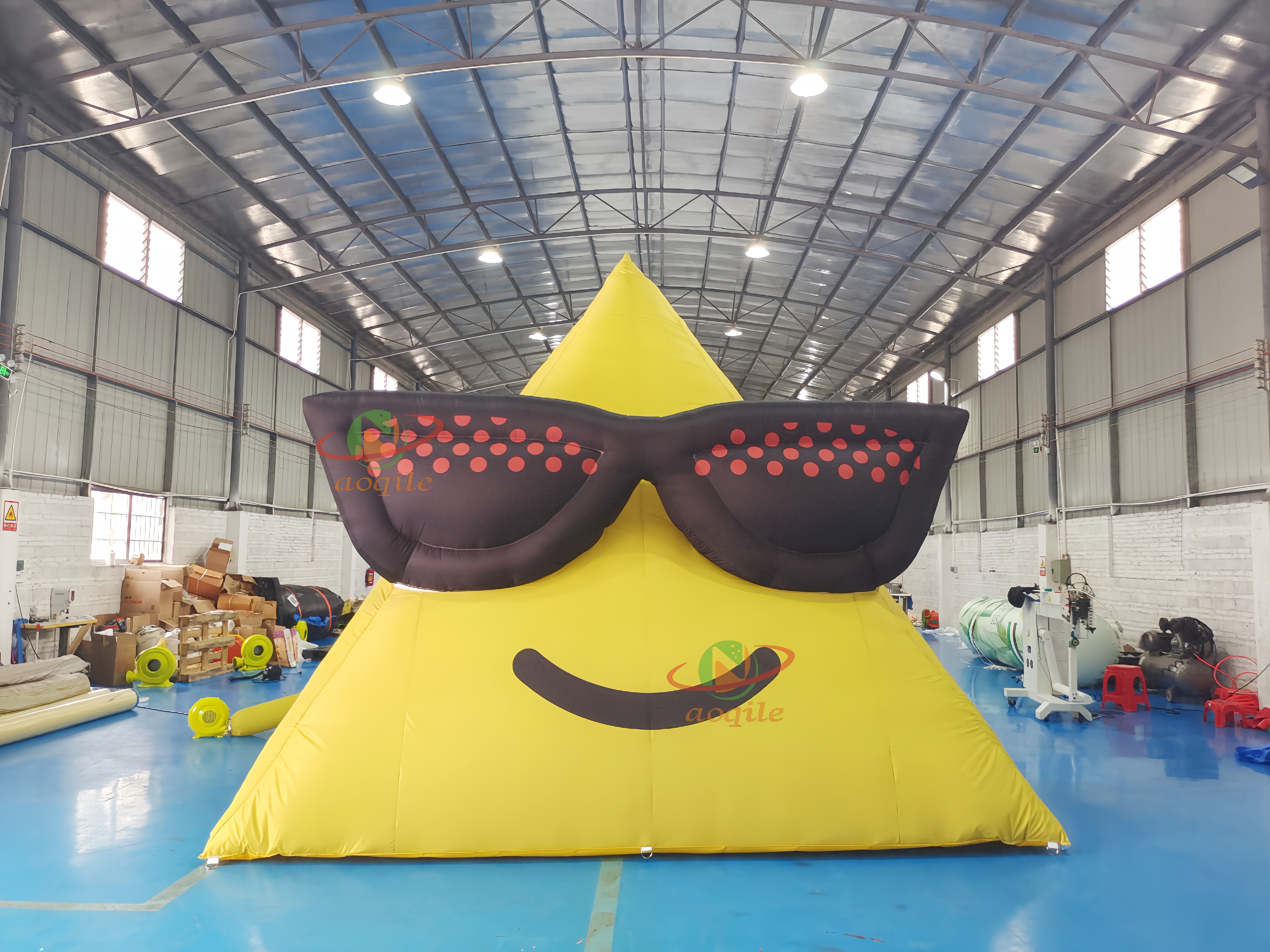 Giant funny Inflatable triangle Logo for Advertising